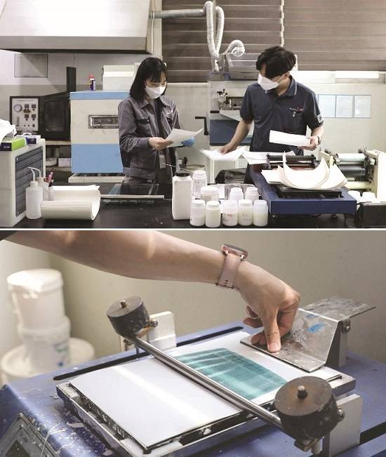 개나리벽지의 기술연구소 직원들이 흡착벽지 개발을 위한 벽지 인쇄적성 테스트를 하고 있다. [개나리벽지 제공]