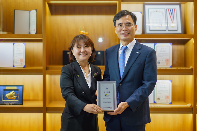 19일 LH 진주 본사에서 김재경(오른쪽) LH 경영관리본부장과 김지현(왼쪽) 경남서부보훈지청장이 국가보훈부장관 감사패 수여 후 기념사진을 촬영하고 있다. [LH 제공]