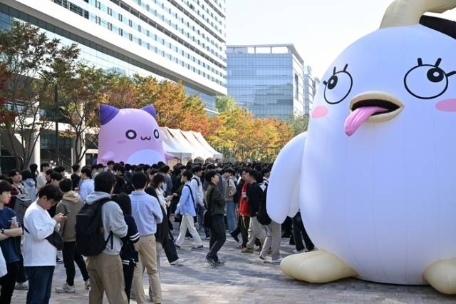 넥슨 계열 회사들의 채용 설명회. 2000명이 넘는 사람들이 몰렸다. [사진, 넥슨]