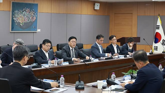 김병환(왼쪽 세번째) 금융위원회 위원장이 23일 오전 서울 종로구 정부서울청사에서 금융감독원, 한국거래소 등 유관기관과 함께 개최한 ‘유관기관 증시상황 긴급 점검회의’에서 미국의 이란 군사개입에 대한 해외 시각과 국내 증시의 외국인·기관투자자 등 수급 상황을 긴급 점검하고 향후 대응방향을 논의하고 있다. [금융위원회 제공]