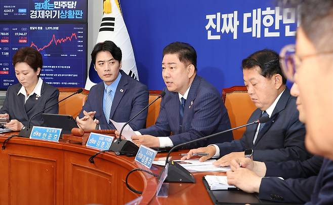 김병기(왼쪽 세번째) 더불어민주당  대표 직무대행 겸 원내대표가 20일 국회에서 열린 최고위원회의에서 발언하고 있다. [연합]