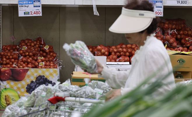 서울 서초구 하나로마트 양재점에서 시민이 농산물을 고르고 있다. [연합]