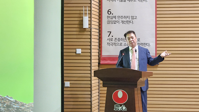 16일 농심 백산수 신공장에서 안명식 연변농심법인장이 발표하고 있다.  전새날 기자