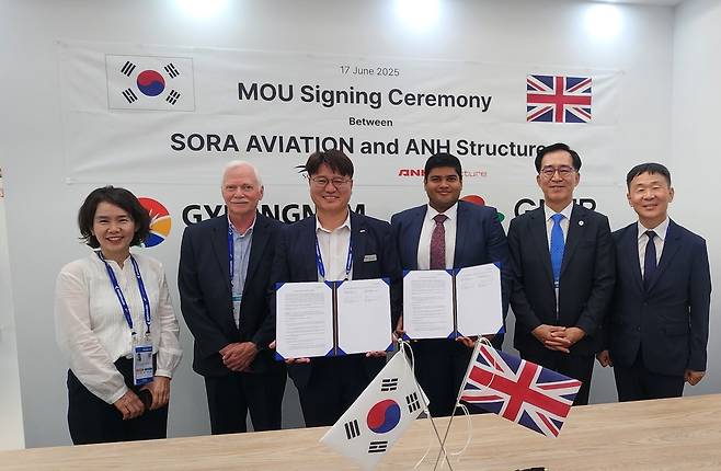 경남도가  ‘2025 파리에어쇼(Paris Airshow 2025)’에서 총 56건, 8억달러 규모의 수출상담과 MOU를 체결하고 관계자들과 기념 촬영을 하고 있다.  [경남도 제공]