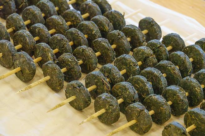 발효차 결정체를 큰 동전 모양으로 만든 장흥 청태전