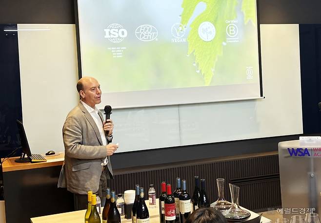 토마스 도메이코 코노수르 CEO가 와이너리의 친환경 방식을 소개하고 있다. 육성연 기자