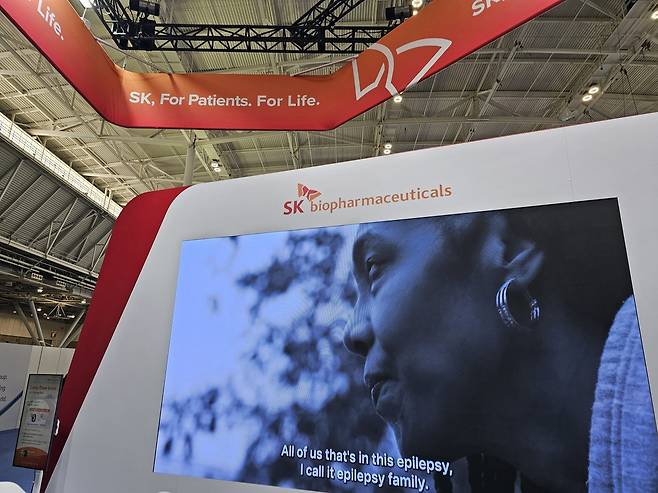 미국 보스턴에서 열린 세계 최대 바이오 전시회 ‘바이오 USA 2025’에 마련된 SK바이오팜 부스. 전면에 미국 전역에서 전개 중인 ‘엑스코프리’ 광고영상을 배치했다. 보스턴=최은지 기자