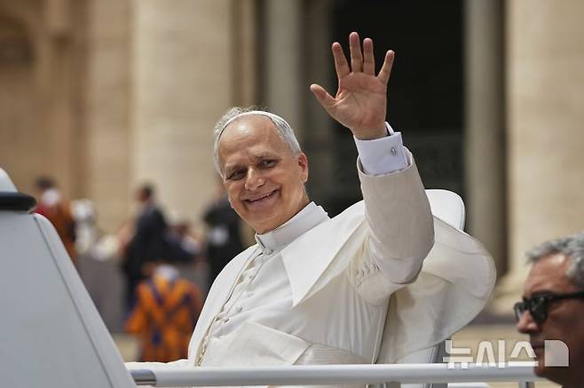 [바티칸시티=AP/뉴시스] 교황 레오 14세가 18일 성베드로 광장에서 주례 일반 알현을 마친 뒤 신자들에게 손을 흔들며 떠나고 있다. 2025.06.20