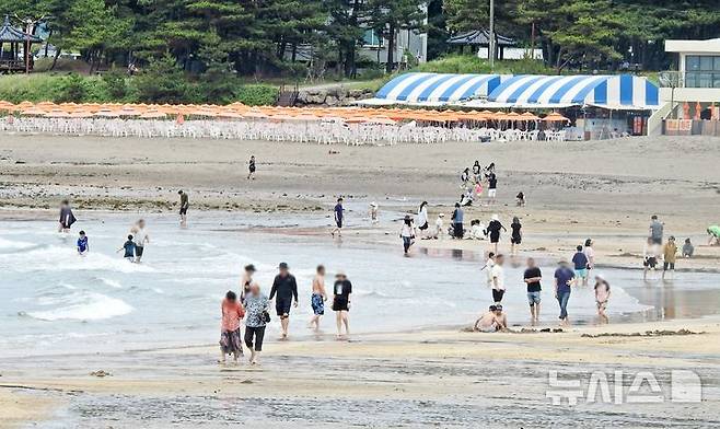 [제주=뉴시스] 오영재 기자 = 장맛비가 갠 22일 오후 제주시 이호테우해수욕장에서 주민과 관광객들이 즐거운 시간을 보내고 있다. 2025.06.22 oyj4343@newsis.com