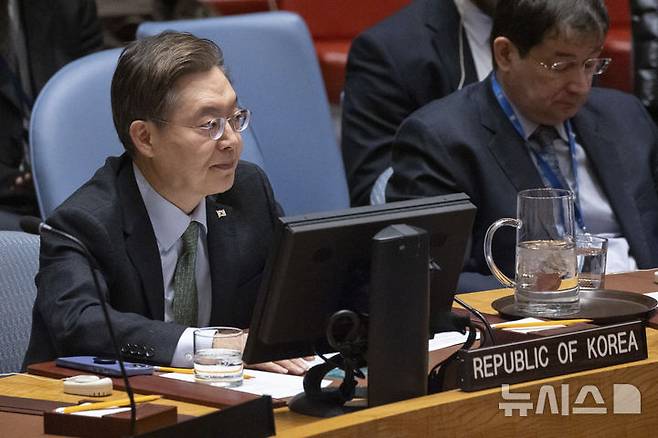 [뉴욕=AP/뉴시스] 황준국 주유엔 한국 대사가 지난 1월15일(현지 시간) 미국 뉴욕 유엔 본부에서 열린 안전보장이사회(안보리) 회의에서 발언하고 있다. 2025.06.23.