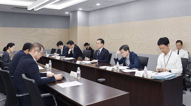 [서울=뉴시스] 김근수 기자 = 이형일 기획재정부 장관 직무대행 1차관이 12일 오후 정부세종청사 중앙동에서 '제17차 부동산 시장 및 공급상황 점검 전담반 회의'를 주재하고 있다. (사진= 기획재정부 제공) 2025.06.12. photo@newsis.com *재판매 및 DB 금지