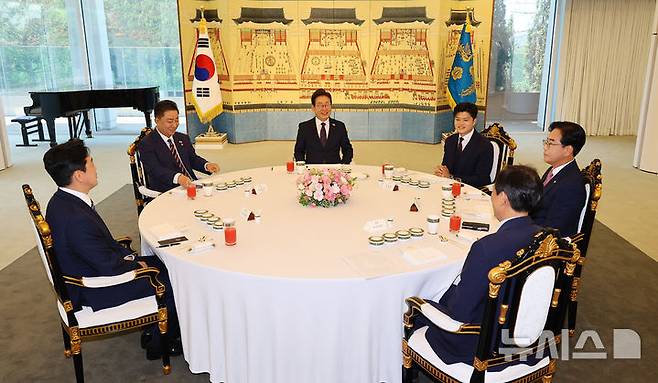 [서울=뉴시스] 최진석 기자 = 이재명 대통령이 22일 한남동 관저에서 열린 여야 지도부와 오찬에서 발언하고 있다. 왼쪽부터 강훈식 비서실장, 김병기 더불어민주당 당대표 직무대행 겸 원내대표, 이 대통령, 국민의힘 김용태 비상대책위원장, 송언석 원내대표, 우상호 정무수석. (대통령실통신사진기자단) 2025.06.22. myjs@newsis.com