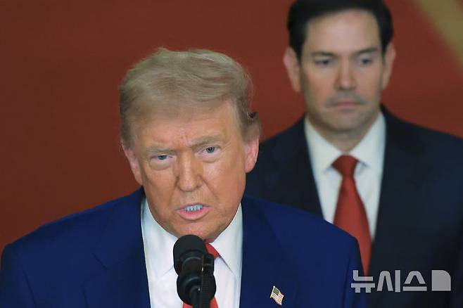 [워싱턴=AP/뉴시스] 도널드 트럼프 미국 대통령이 21일(현지 시간) 백악관 이스트룸에서 미군의 이란 핵 시설 공습에 관해 발언하고 있다. 트럼프 대통령은 "이란의 핵 프로그램에 대한 선제적 조치로, 정밀 타격이 성공적으로 이루어졌다"라고 밝혔다. 이 자리에는 JD 밴스 부통령, 마코 루비오 국무장관, 피트 헤그세스 국방장관이 배석했다. 2025.06.22.