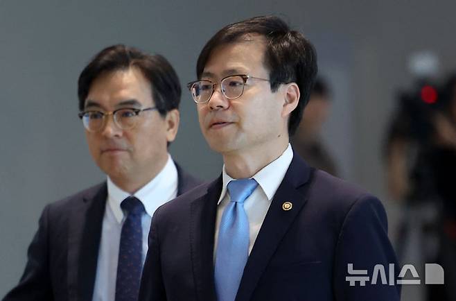 [인천공항=뉴시스] 김선웅 기자 = 대미 통상 관련 협상 총괄을 맡고 있는 여한구 산업통상자원부 통상교섭본부장이 22일 인천국제공항을 통해 미국으로 출국하고 있다. 이재명 정부와 트럼프 행정부의 첫 번째 고위급 통상 접촉이 되는 이번 방미에서 여한구 통상교섭본부장이 이끄는 범정부 대표단은 제이미슨 그리어 미국 무역대표부 대표와 면담을 갖고 3차 기술협의를 진행할 예정이다. 2025.06.22. mangusta@newsis.com