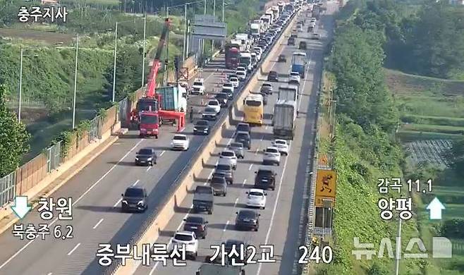 [충주=뉴시스] 사고 현장 (사진= 한국도로공사 CCTV 캡쳐) 2025.06.23. photo@newsis.com *재판매 및 DB 금지