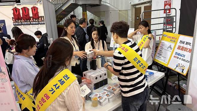 [안산=뉴시스] 경기 안산시 공직자들이 '2025 안산청년페어' 행사장에서 청년 대상 전세사기 피해 예방 홍보 캠페인을 진행하고 있다. (사진=안산시 제공) 2025.06.23. photo@newsis.com