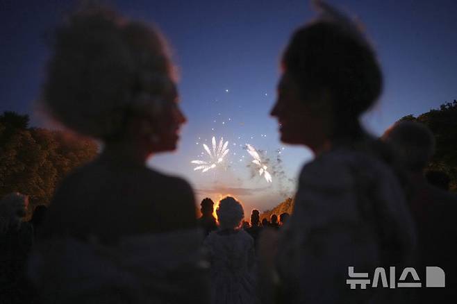 [베르사유=AP/뉴시스] 21일(현지 시간) 프랑스 파리 베르사유 궁전에서 열린 가면 무도회에 참가한 참가자들이 불꽃놀이를 감상하고 있다. 2025.06.23.<font style="vertical-align: inherit;"><font style="vertical-align: inherit;"></font></font>