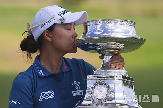 [프리스코=AP/뉴시스] 이민지(호주)가 22일(현지 시간) 미 텍사스주 프리스코 필즈랜치 이스트 코스에서 열린 미국여자프로골프(LPGA) 투어 KPMG 위민스 PGA 챔피언십 정상에 올라 트로피를 들고 입 맞추고 있다. 이민지는 최종 합계 4언더파 284타를 기록, 20개월 만에 우승하며 통산 11번째 우승컵을 들어 올렸다. 2025.06.23.