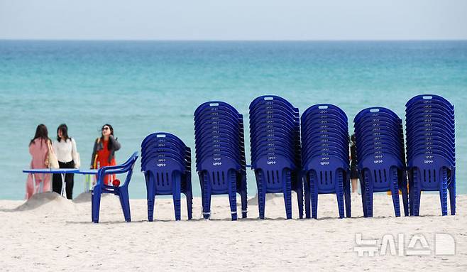 [제주=뉴시스] 우장호 기자 = 제주도 내 해수욕장 조기 개장을 하루 앞둔 23일 오전 제주시 조천읍 함덕해수욕장에 피서객을 위한 의자가 백사장 위에 놓여있다. 2025.06.23. woo1223@newsis.com