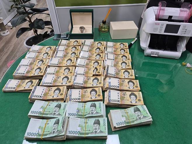 [안동=뉴시스]압수한 현금(사진=경북경찰청 제공) photo@newsis.com *재판매 및 DB 금지