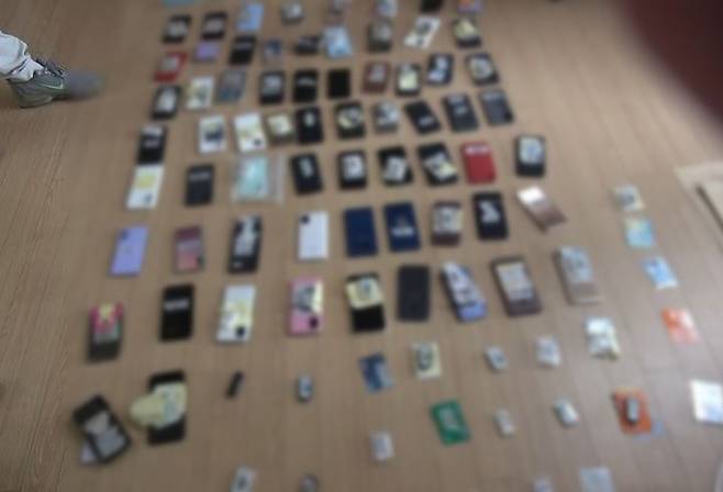 [안동=뉴시스]압수한 휴대폰(사진=경북경찰청 제공) photo@newsis.com *재판매 및 DB 금지