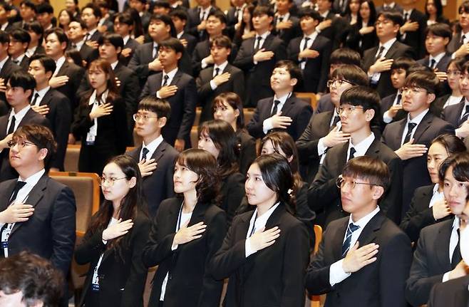 [서울=뉴시스] 7일 충북 진천군 국가공무원인재개발원에서 열린 '제70기 신임관리자과정 입교식'에서 교육생들이 국민의례하고 있다. (사진은 기사와 직접 관련 없습니다) 2025.05.07. photo@newsis.com *재판매 및 DB 금지