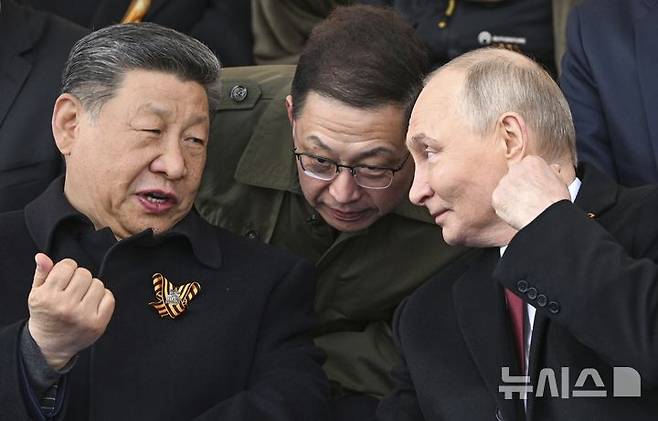 [모스크바=AP/뉴시스] 블라디미르 푸틴 러시아 대통령(오른쪽)이 8월31일~9월3일 중국을 방문한다. 지난 5월9일자 사진에서 시진핑 중국 국가주석과 푸틴 대통령이 러시아 모스크바 붉은광장에서 열린 전승절 80주년 기념 열병식을 지켜보며 얘기를 나누고 있다. 2025.06.23.