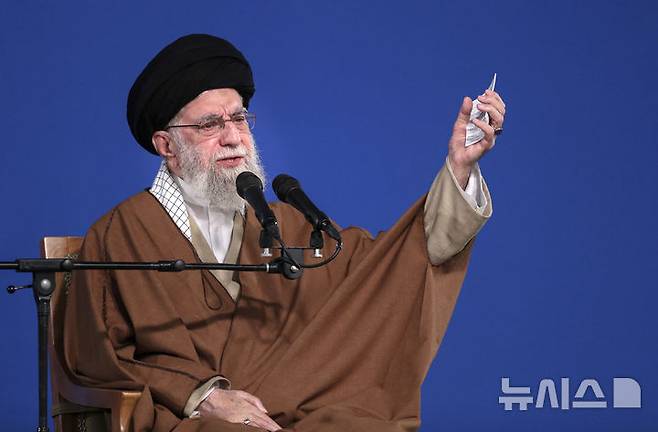 [테헤란=AP/뉴시스] 아야톨라 알리 하메네이 이란 최고지도자가 미국이 이란 핵 시설을 공격한 이후 첫 공식 입장을 냈다. 이스라엘을 겨냥한 메시지로, 미국을 직접 언급하진 않았다. (사진=뉴시스DB) 2025.06.23.