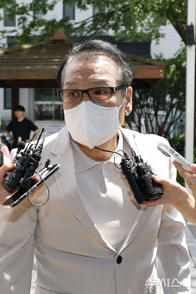 [서울=뉴시스] 배훈식 기자 = 건진법사로 불리는 전성배씨가 23일 오전 서울 양천구 서울남부지방법원에서 열린 정치자금법 위반 혐의 3차 공판에 출석하고 있다. (공동취재) 2025.06.23. photo@newsis.com