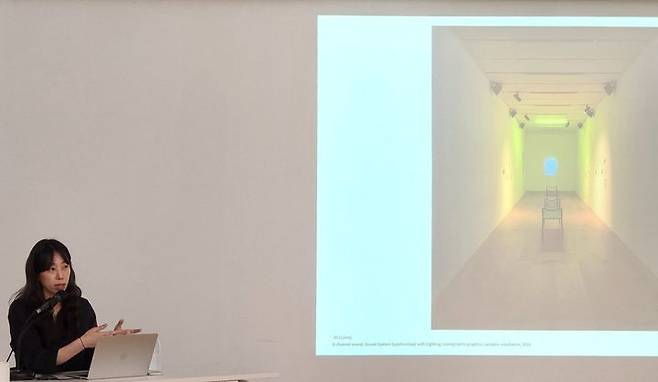 권아람 작가가 전시에 대해 설명하고 있다. *재판매 및 DB 금지