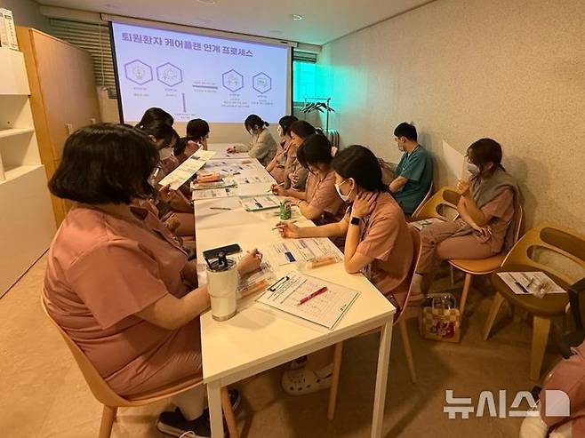 [인천=뉴시스] 나은병원 공공의료본부 실무자가 병동 간호사들에게 '퇴원환자 지역사회 연계사업'에 대해 설명하고 있다. (사진=나은병원 제공) 2025.06.23. photo@newsis.com