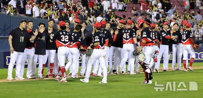 [서울=뉴시스] 홍효식 기자 = 4일 서울 송파구 잠실야구장에서 열린 2025 KBO리그 KIA 타이거즈와 두산 베어스의 경기, 8-3으로 승리한 KIA 선수들이 기뻐하고 있다. 2025.06.04. yesphoto@newsis.com