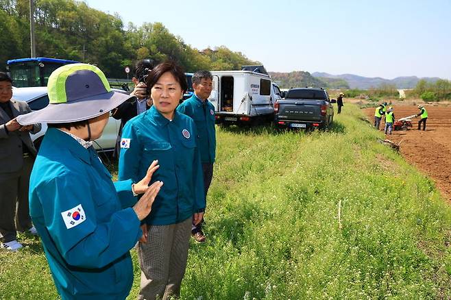 [세종=뉴시스] 송미령 농림축산식품부 장관은 25일 경북 의성군과 상주시에 있는 농기계임대사업소, 한국과수농협연합회 등을 방문해 산불 피해지역 농업인의 조속한 영농 재개를 위한 대책 추진 상황을 점검했다. (사진=농식품부 제공) 2025.04.25. photo@newsis.com *재판매 및 DB 금지