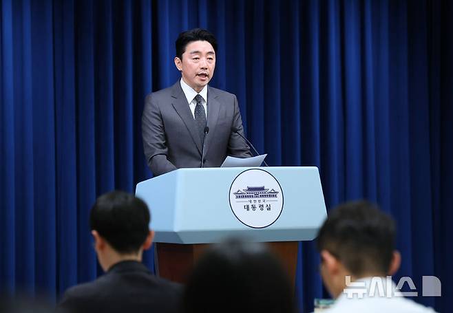 [서울=뉴시스] 최진석 기자 = 강훈식 비서실장이 23일 서울 용산 대통령실에서 이재명 대통령의 11개 부처 장관 후보자 지명 관련 브리핑을 하고 있다. 2025.06.23. myjs@newsis.com