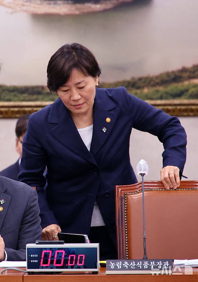 [서울=뉴시스] 김금보 기자 = 송미령 농림축산식품부 장관이 23일 오후 서울 여의도 국회에서 열린 농림축산식품해양수산위원회 전체회의에 참석하고 있다. 2025.06.23. kgb@newsis.com
