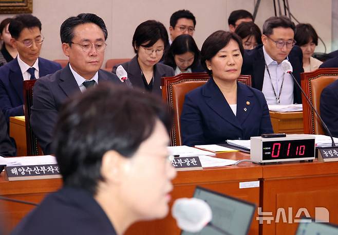 [서울=뉴시스] 김금보 기자 = 송미령(오른쪽) 농림축산식품부 장관이 23일 오후 서울 여의도 국회에서 열린 농림축산식품해양수산위원회 전체회의에서 송 장관 유임에 대한 전종덕 진보당 의원의 항의 발언을 듣고 있다. 2025.06.23. kgb@newsis.com