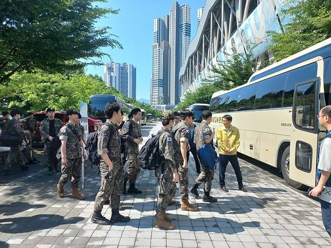 [대구=뉴시스] 대구경북지방병무청은 23일 올해 동원훈련 집단수송 집결지인 대구복합스포츠타운에서 예비군을 격려했다. (사진=대구경북지방병무청 제공) 2025.06.23. photo@newsis.com *재판매 및 DB 금지