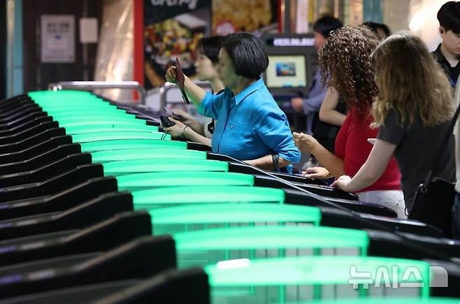 [서울=뉴시스] 황준선 기자 = 23일 서울 시내 한 지하철역 개찰구 모습. 오는 28일 첫 차부터 수도권 지하철 교통카드 기본요금이 현행 1400원에서 1550원으로 150원 인상된다. 현금으로 1회권을 구매할 땐 1500원에서 1650원으로 오른다. 2025.06.23. hwang@newsis.com