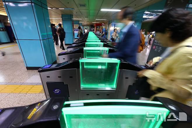 [서울=뉴시스] 황준선 기자 = 23일 서울 시내 한 지하철역 개찰구 모습. 오는 28일 첫 차부터 수도권 지하철 교통카드 기본요금이 현행 1400원에서 1550원으로 150원 인상된다. 현금으로 1회권을 구매할 땐 1500원에서 1650원으로 오른다. 2025.06.23. hwang@newsis.com