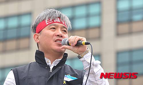 [서울=뉴시스] 김동민 기자 = 김영훈 고용노동부 장관 후보자가 민주노총 공공운수 전국철도노동조합 위원장 시절인 지난 2016년 4월 30일 서울 용산구 서울역 광장에서 '철도노동자 1차 총력 결의대회'를 마치고 서울광장으로 이동한 후 구호를 외치고 있다. 2016.04.30. life@newsis.com