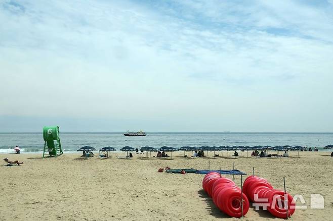 [부산=뉴시스] 하경민 기자 = 부산 해운대·송정 해수욕장 개장 이후 첫 주말인 22일 해운대구 해운대해수욕장을 찾은 시민과 관광객들이 파라솔 아래서 더위를 식히고 있다. 부산 7개 해수욕장 중 해운대·송정은 지난 21일 문을 열었고, 광안리·송도·다대포·일광·임랑 등 나머지 5개 해수욕장은 오는 7월1일 일제히 개장한다. 2025.06.22. yulnetphoto@newsis.com