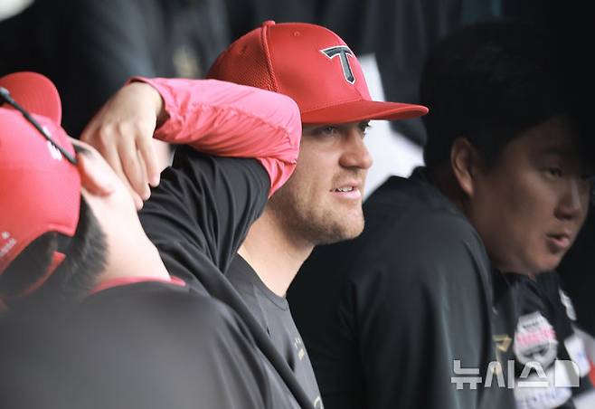 [서울=뉴시스] 정병혁 기자 = 지난 5일 서울 송파구 잠실야구장에서 열린 2025 KBO리그 KIA 타이거즈와 두산 베어스의 경기, KIA 네일이 덕아웃에 앉아 있다. 2025.06.05. jhope@newsis.com