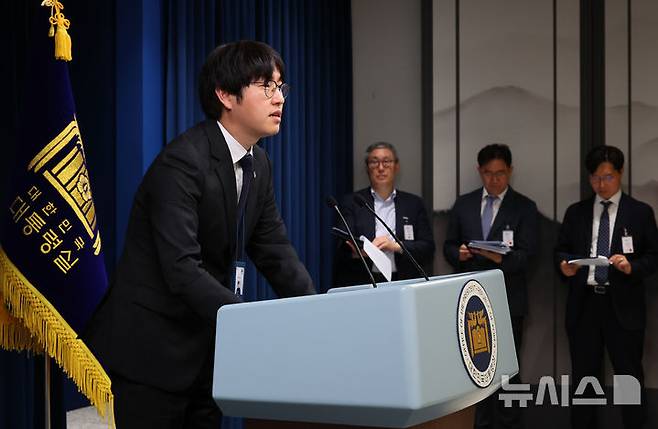 [서울=뉴시스] 최진석 기자 = 하정우 AI미래기획수석이 19일 서울 용산 대통령실에서 이공계특별법 관련 브리핑을 하고 있다. 2025.06.19. myjs@newsis.com