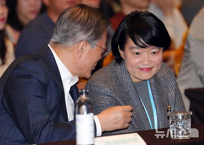 [서울=뉴시스] 배훈식 기자 = 지난 2019년 10월 28일 문재인 전 대통령이 서울 강남구 코엑스에서 열린 국내 최대 규모의 인공지능(AI) 주제 회의인 ‘DEVIEW 2019'에 참석, 한성숙 전 네이버 대표와 이야기를 나누고 있다. 2025.06.23. dahora83@newsis.com