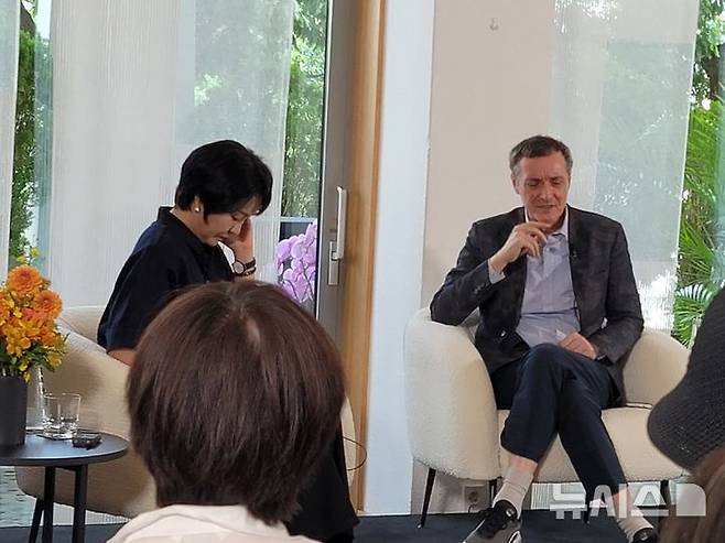 [서울=뉴시스]최희정 기자= 프랑스 명품 주얼리 브랜드 '반클리프 아펠'의 댄스·문화 프로그램 디렉터 세르주 로랑(오른쪽)이 23일 서울 서대문구 주한프랑스대사관에서 열린 기자간담회에서 발언하고 있다. 2025.06.23. dazzling@newsis.com