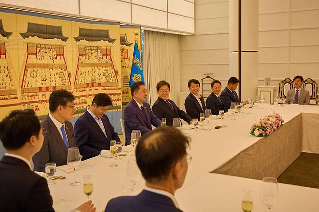 [서울=뉴시스] 이재명 대통령이 23일 한남동 관저에서 더불어민주당 김병기 당대표 직무대행 겸 원내대표를 비롯한 신임 원내대표단과 만찬을 하고 있다. (사진=대통령실 제공) 2025.06.23. photo@newsis.com *재판매 및 DB 금지