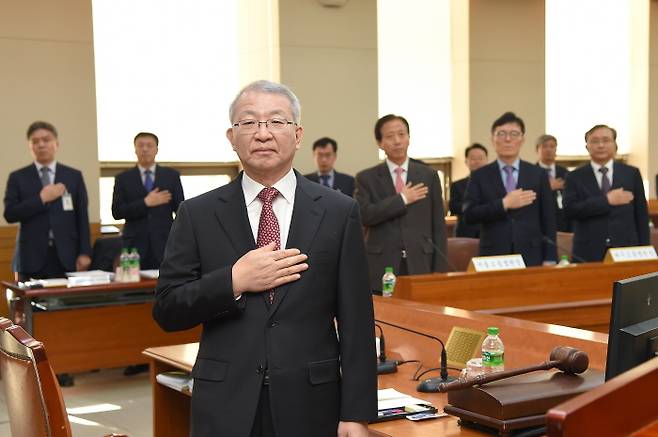 2016년 12월 2일 전국 법원장 회의에서 양승태 전 대법원장과 전국 법원장들이 국민의례를 하고 있다. 이날 법원행정처는 재판 공정성 확보를 위한 사법행정 개선 방안을 발표했다. (출처: 대법원)