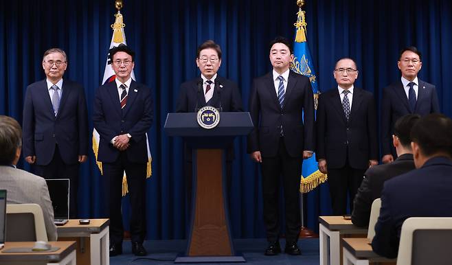 지난 6월 4일 이재명 대통령은 김민석 더불어민주당 의원(왼쪽 두번째)을 국무총리 후보로 지명했다. (출처:연합) 