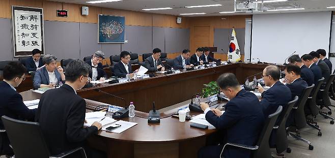 김병환 금융위원회 위원장이 23일 오전 서울 종로구 정부서울청사에서 금융감독원, 한국거래소 등 유관기관과 함께 개최한 '유관기관 증시상황 긴급 점검회의'에서 미국의 이란 군사개입에 대한 해외 시각과 국내 증시의 외국인·기관투자자 등 수급 상황을 긴급 점검하고 향후 대응방향을 논의했다. 금융위원회 제공