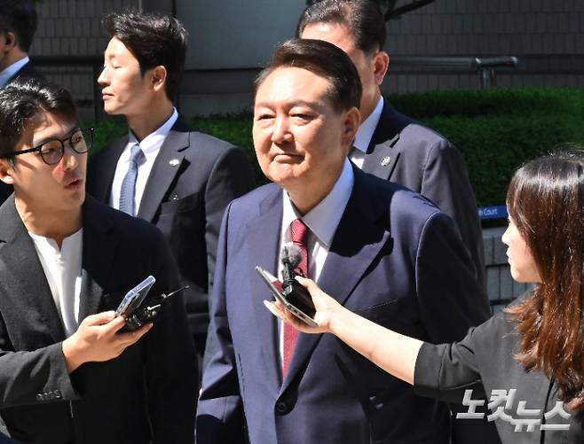 윤석열 전 대통령이 23일 서울 서초구 서울중앙지방법원에서 열린 내란 우두머리 혐의·직권남용 권리행사 방해 혐의 사건 8차 공판에 출석하고 있다. 사진공동취재단